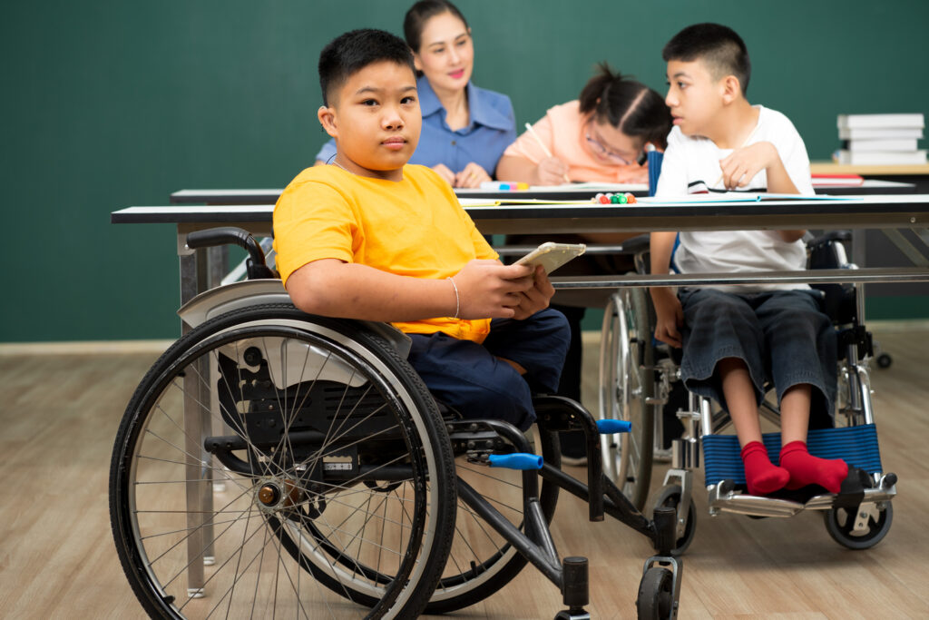 Criança em cadeira de rodas em sala de aula